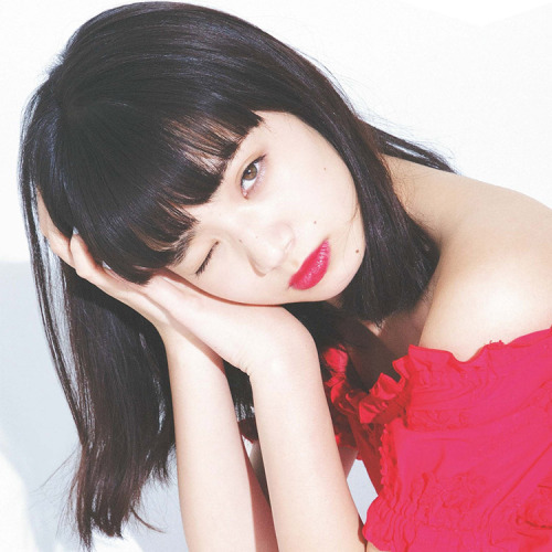 (小松菜奈が着る夏リゾコーデ。キーワードは「ハデ色＆楽ちん」♡｜NET ViVi｜講談社『ViVi』オフィシャルサイトから)
