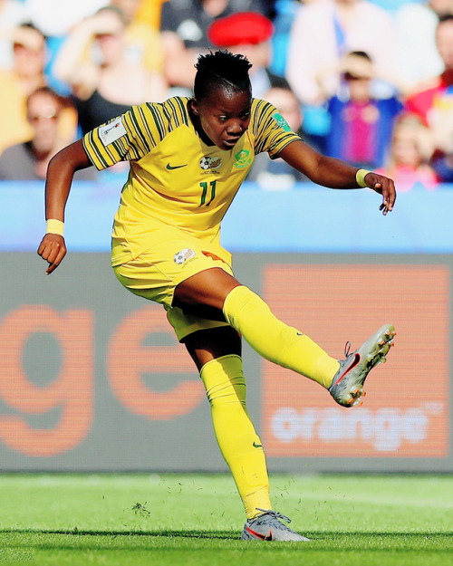 matstegen:Thembi Kgatlana of South Africa scores her country’s first ever goal during the 2019 FIFA 