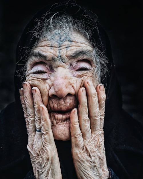 mydearalgeria:Portrait of an Algerian berber woman taken by @rayane_rb7 in Constantine, Algeria.