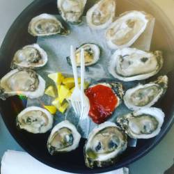 I CAN&rsquo;T STOP EATING OYSTERS @ THE FRENCH MARKET!!! #vacation #neworleans #mardigras #nola #mardigras2016 #foodie #foodporn #foodgram #foodstagram #eating #omnomnom #lunch #FrenchQuarter #food #foodfetish #frenchmarket #oysters #oystersonthehalfshell