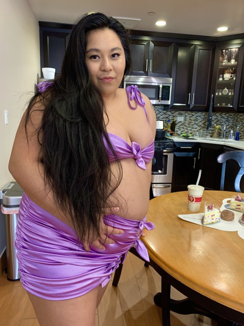 mochiibabiifeedii:  Birthday BBW doing what she does best 😈