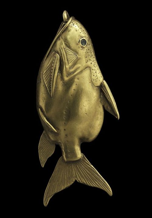grandegyptianmuseum:Gold Fish PendantThis pendant takes the form of an “upside-down catfish”, a spec