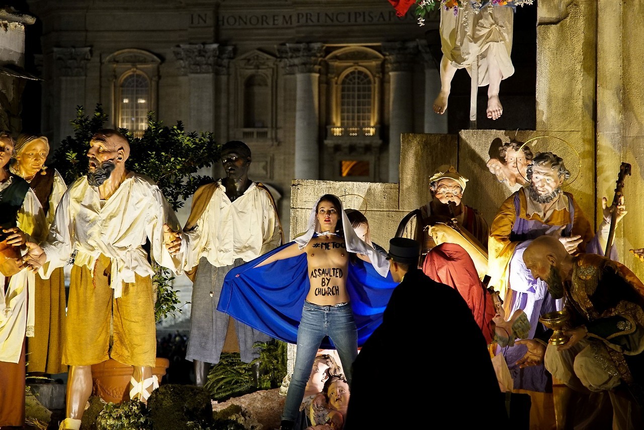 VATICANO. Al grito de “Dios es mujer” y en topless saltó una valla de seguridad y trató de llevarse la figura. Una activista de Femen intentó robar la figura del niño Jesús del pesebre del Vaticano este lunes mientras se realizaba la bendición Urbi...