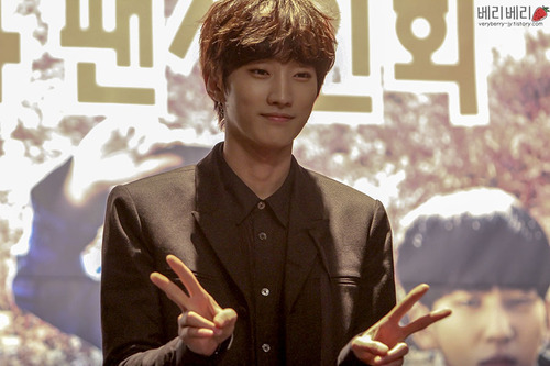 usabana:  140124 Leader Jinyoung at Gwanghwamun Hottracks Fansign cr. veryberry-jy