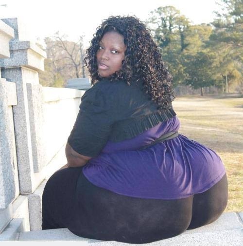 iluvbbwass:  Look at all that wagon she dragging!!!! Damn thats healthy  Naw. I’m good