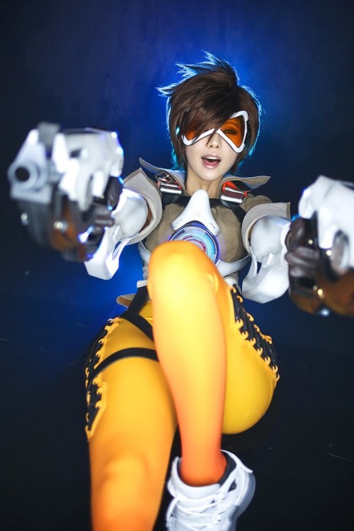 grimphantom2:  cosplayeverywhere:  Overwatch ~ Tracer  Dat cosplay Tracer   cosplay perfection <3 <3 <3