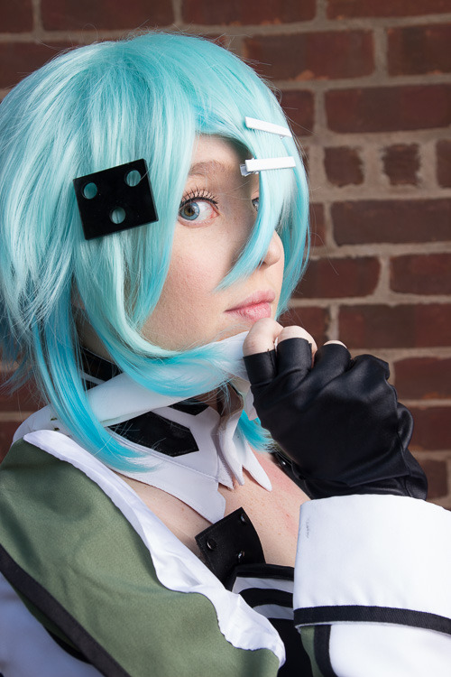 foxy-cosplay:  Some never before seen, unedited shots of my Sinon cosplay back in the summer. Still DYING to shoot this for cosplaydeviants next month! :o 