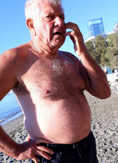 Talking to this hairy and sexy grandad on the beach and invited him to my home for a coffee…