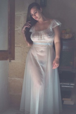 transparencydelights: {tʁɑ̃s.pa.ʁɑ̃s}  I need a gown like this! 