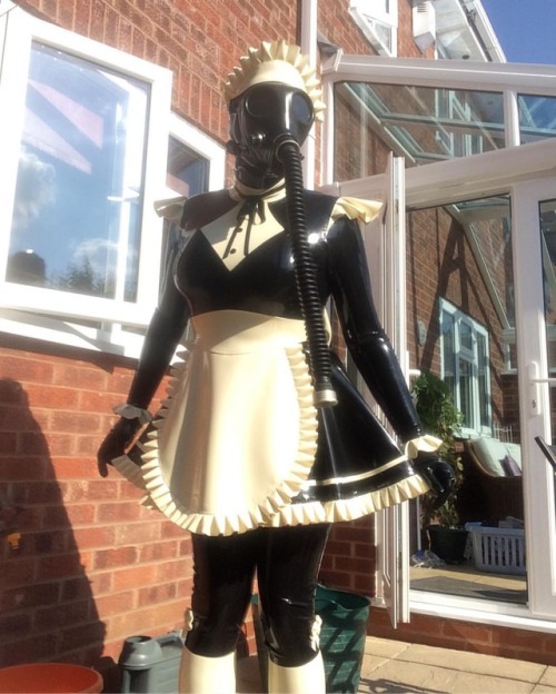 ladylatexia:Rubber maid ventures outside during the heatwave, a good maid always does its duties!