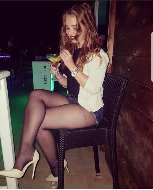 suki2links: I ❤️ her hot pants and high heels, she has long sexy legs