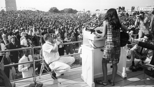 bobdylan-n-jonimitchell: Joan Baez performs at the March on Washington, August 28, 1963.