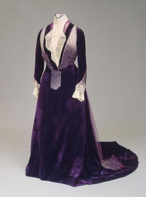 lookingbackatfashionhistory: • Evening Dress of Dowager Empress Maria Feodorovna. Place of orig