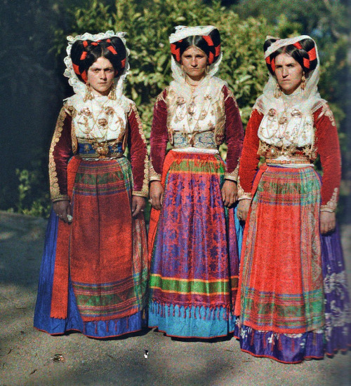 adokal:Women from Corfu island in traditional dress, Greece, 1913.source