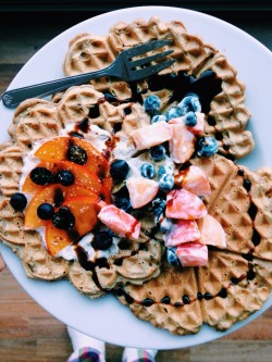 aspoonfuloflissi:Whole grain waffles with soy yogurt, blueberries, persimmon and syrup 😍
