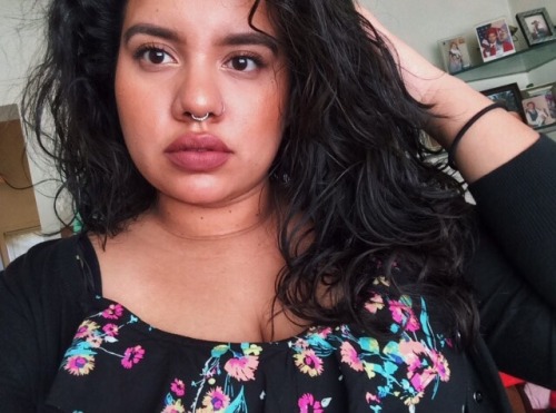 inbtwnsongs:  Apparently I take 90% of my pictures at work lol 😜  Happy Big Girl’s Appreciation Day! ✨   😍