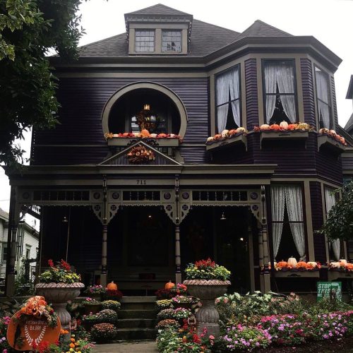 Love the creepy dark vibe of this house. Guys what am I going to post once Halloween is over?! I&rsq