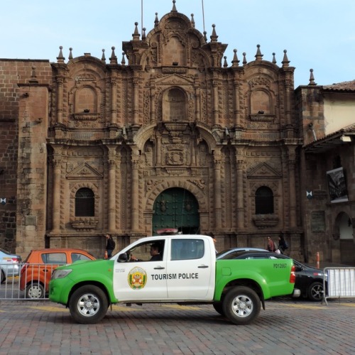 Tourism police y parte de la catedral, Plaza de Armas, Cusco, 2017.In Arequipa both the Spanish and 