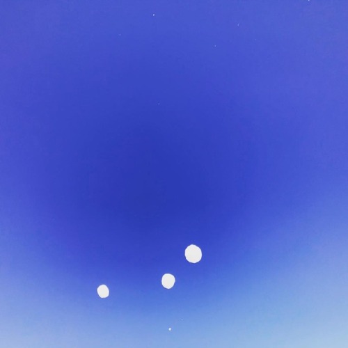 Le ciel de Tokyo avec…. 3 boules de neige ! Tokyo’s sky with… 3 snowballs! #japan_of_i