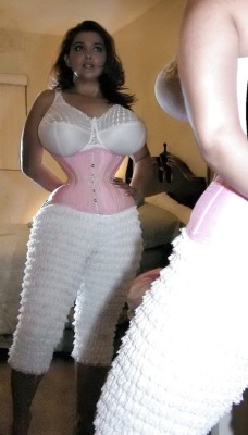 mmmm-corsets:Quite a waist!