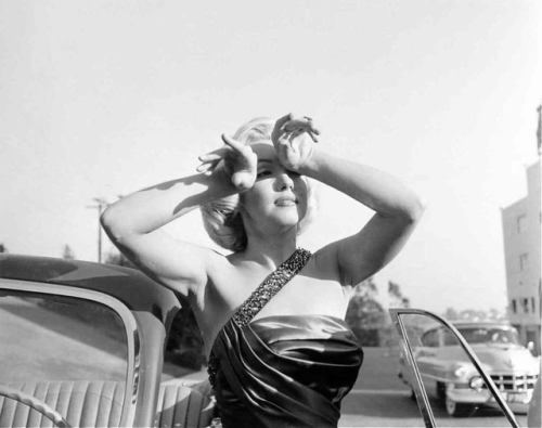 Marilyn Monroe by Frank Worth, 1953. I’ve posted some photos from this day before; those also featur