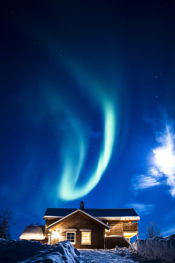 wnderlst:  Aurora borealis above a cabin