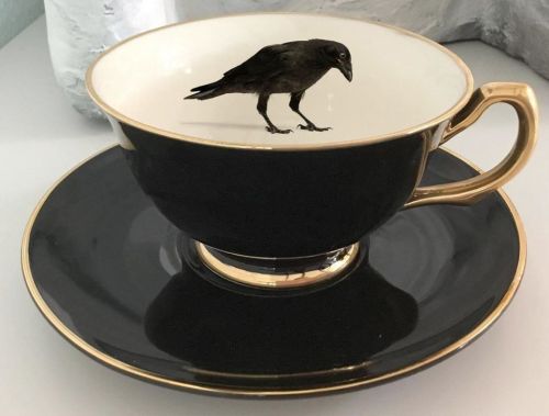 spaceshipsandpurpledrank:thefabulousweirdtrotters:Black &amp; Gold Bat/Cat/Crow/Eye Tea Set Get it h