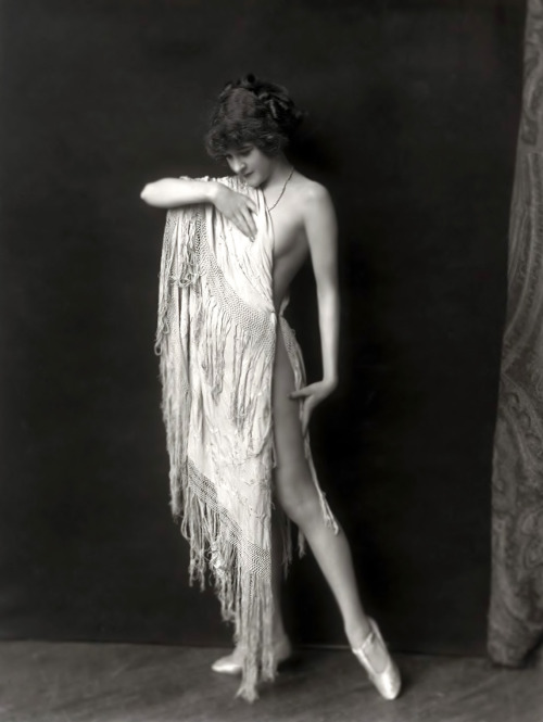 Ziegfeld model 1920s by Alfred Cheney Johnstonhttps://painted-face.com/