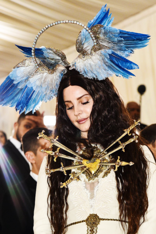 lanadelreydailysource:Lana Del Rey attends the ‘Heavenly Bodies: Fashion & The Catholic Imaginat