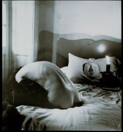 lasmicrofisuras: Kati Horna. Oda a la Necrofilia,