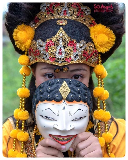 The eyes of Tari Topeng dancer. by @wasnadi_slangit #desaslangitkecklangenankabcirebon #taritopeng