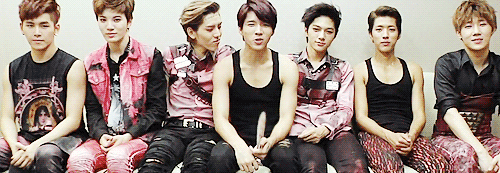 namuhyuns:  Dongwoo blowing a kiss to Woohyun (*￣３￣) 