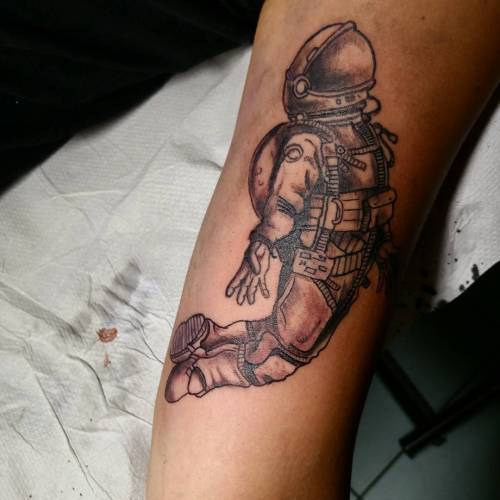 toniatutattoo:  Space man #spaceman #moon #tattoos #inked #inkemagazine #1337tattoos #tattoo.org #ideafixa #toniatutattooshopnoceto 