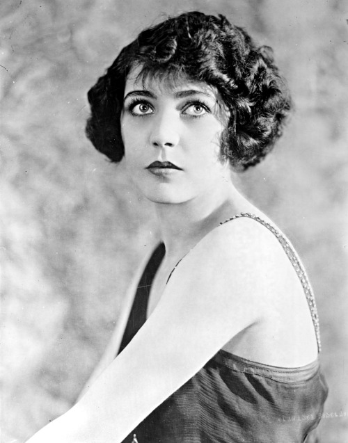 peggypepper:  Renée Adorée, photographed by Clarence Sinclair Bull (via the Library of Congress) 