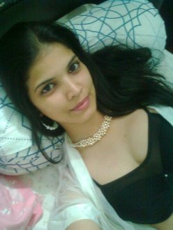 kkarishma-tempting:  Sexy Beautiful Babe from Xossip nude stripping for boyfriend.. Sexy Babe in Mehendi Part 1