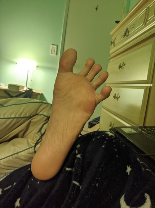 prettymistletoes: dextrous toes?