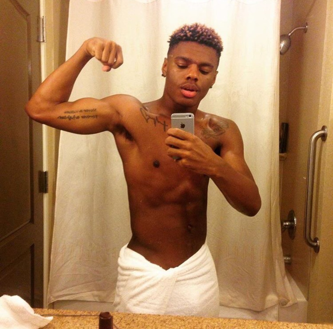 instaexposed: thegayshaderoom:  Ooops IG: Realejai 🍆🐸☕️  👀👀👀 