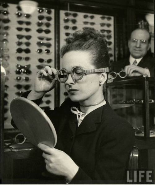 Trying some new frames(Nina Leen. 1945)