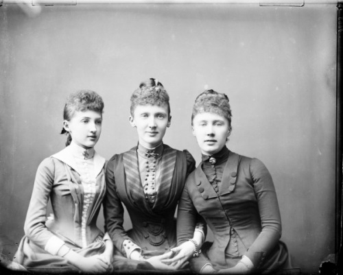 princessvictoriamelita:Saxe-Altenburg sisters. Princess Louise Charlotte, Hereditary Princess Marie 