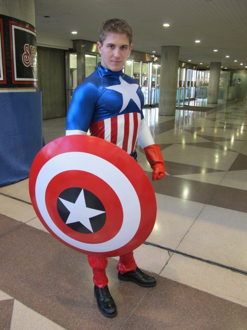 mjschryver:  Scott Herman as Captain America (3 of 4)Herman, at NYCC, working the Xbox 360 / Kinect booth (which featured a greenscreen photo op), promoting Marvel vs. Capcom 3: Fate of Two Worlds.Herman’s video diary about the experience is here.Herman