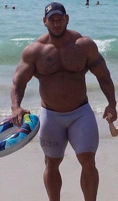 keepemgrowin:Huge, corn-fed and King of the beach…
