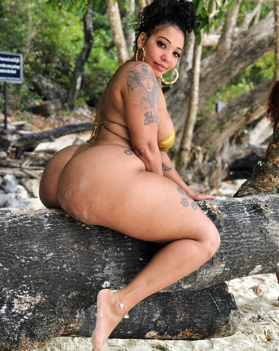 bigweezie:  Red light district presents… @therealchelseasway Follow www.bigweezie.tumblr.com