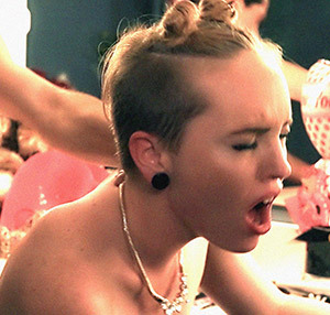 sexthing69:  justnudecelebs:  Miley Cyrus sex tape  Hahaha! LOL!!!!!