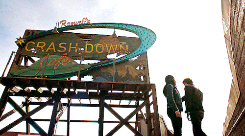 rawandmessyandbeautiful:Roswell, New Mexico Week | Day Two↳ Favorite RNM Dynamic (non-romantic)— Liz