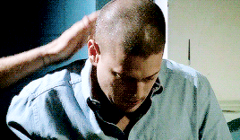 scofields:#look at how they comfort each other #Michael always places his hands on the side of Linc’