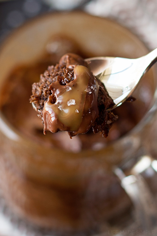 foodffs:  1 MINUTE CHOCOLATE MUG CAKESReally nice recipes. Every hour.Show me what