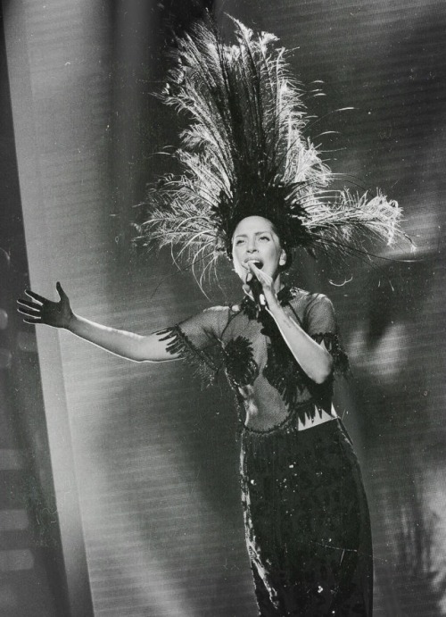 retrodancemonster:  Gaga performing on the Graham Norton Show