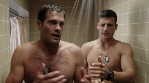 quando2:    Geoff Stults and Parker Young in series Enlisted    