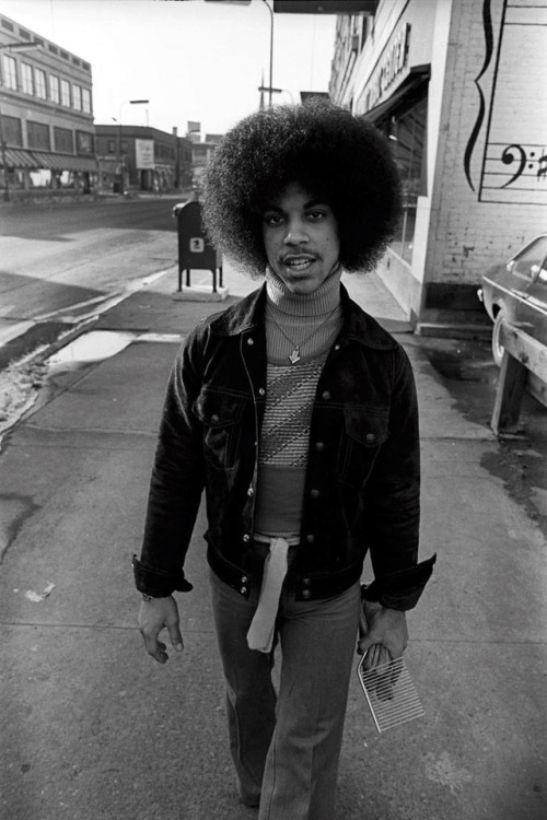 twixnmix:19-year-old Prince photographed by Robert Whitman outside Minneapolis’ old Schmitt Music Headquarters, 1977.  @fairyneko 