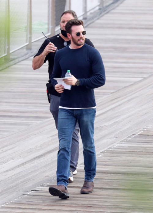  CHRIS EVANS FILMING A SUNSET SCENE FOR “GHOSTED” IN WASHINGTON, DC | 05/05/2022 